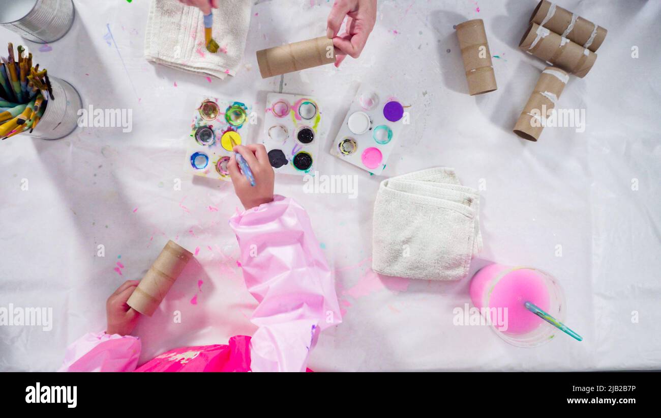Papel para niños. Pintar rollos de papel higiénico vacíos con pintura  acrílica para crear errores de papel Fotografía de stock - Alamy