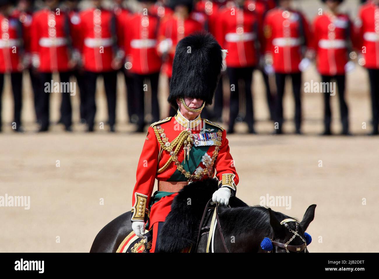 El Príncipe de Gales durante la ceremonia de Trooping the Color en Horse Guards Parade, en el centro de Londres, mientras la Reina celebra su cumpleaños oficial, el primer día de las celebraciones del Jubileo Platino. Fecha de la foto: Jueves 2 de junio de 2022. Foto de stock