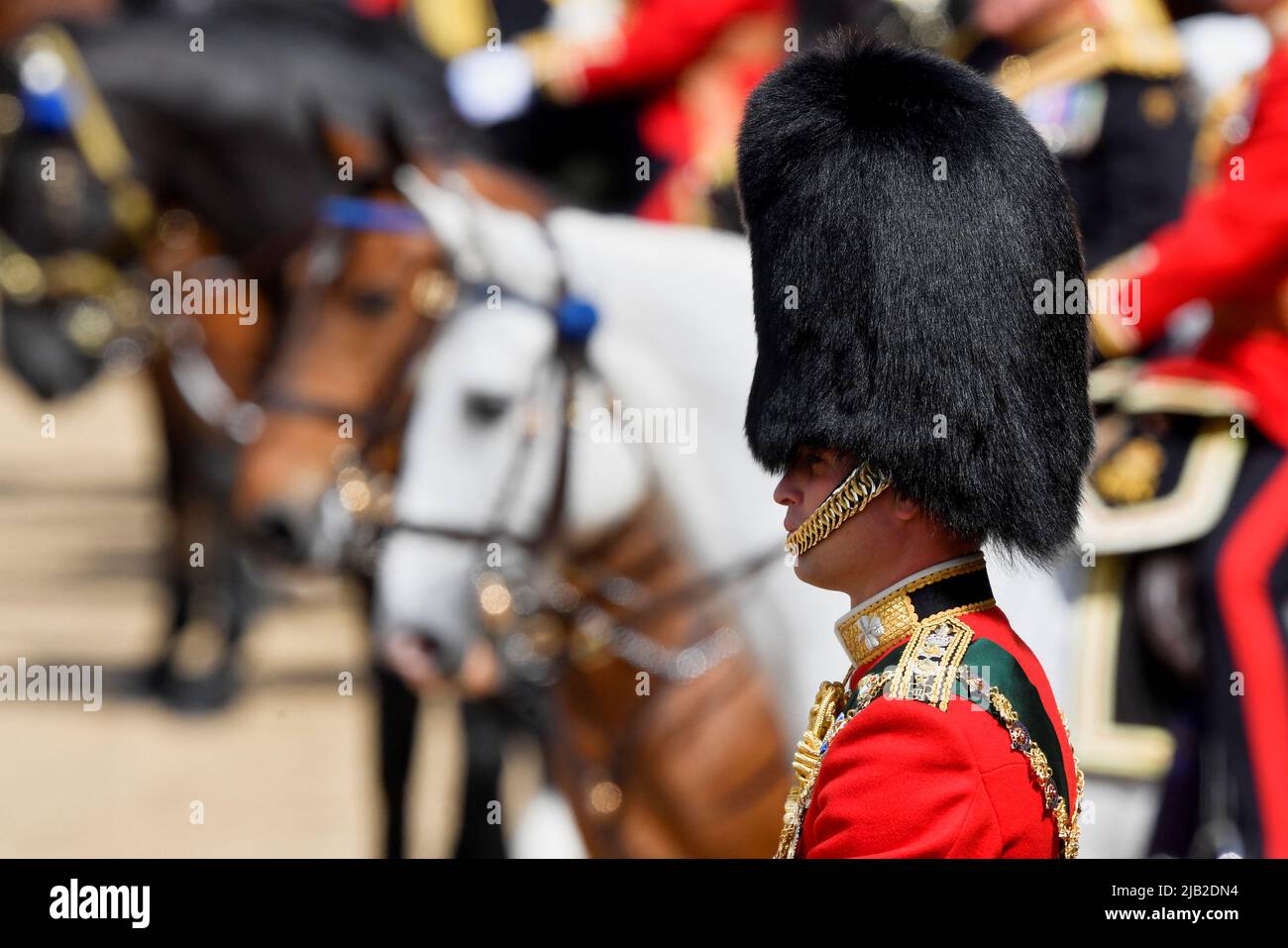 La duque de Cambridge durante la ceremonia de Trooping the Color en Horse Guards Parade, en el centro de Londres, mientras la reina celebra su cumpleaños oficial, el primer día de las celebraciones del Jubileo de Platino. Fecha de la foto: Jueves 2 de junio de 2022. Foto de stock