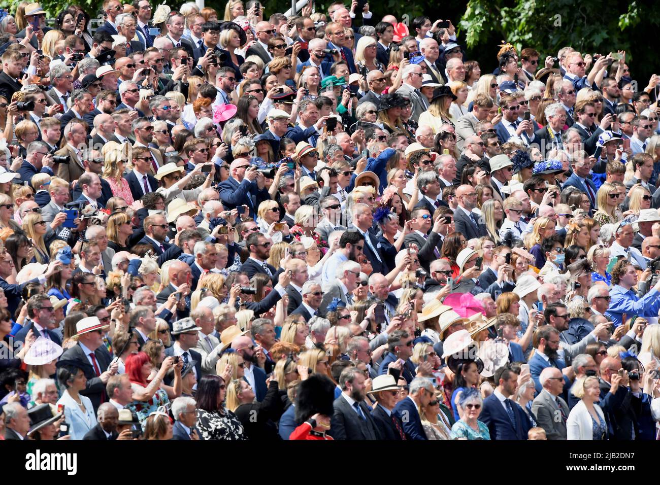 Las multitudes asisten a la ceremonia de Trooping the Color en Horse Guards Parade, en el centro de Londres, mientras la Reina celebra su cumpleaños oficial, el primer día de las celebraciones del Jubileo de Platino. Fecha de la foto: Jueves 2 de junio de 2022. Foto de stock
