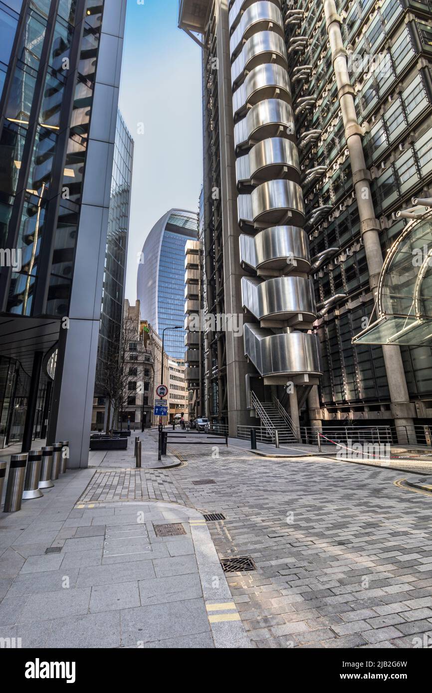 El edificio Lloyd's of London y 20 Fenchurch St o el edificio Walkie Talkie en el fondo, Lime Street, Londres EC3 Foto de stock