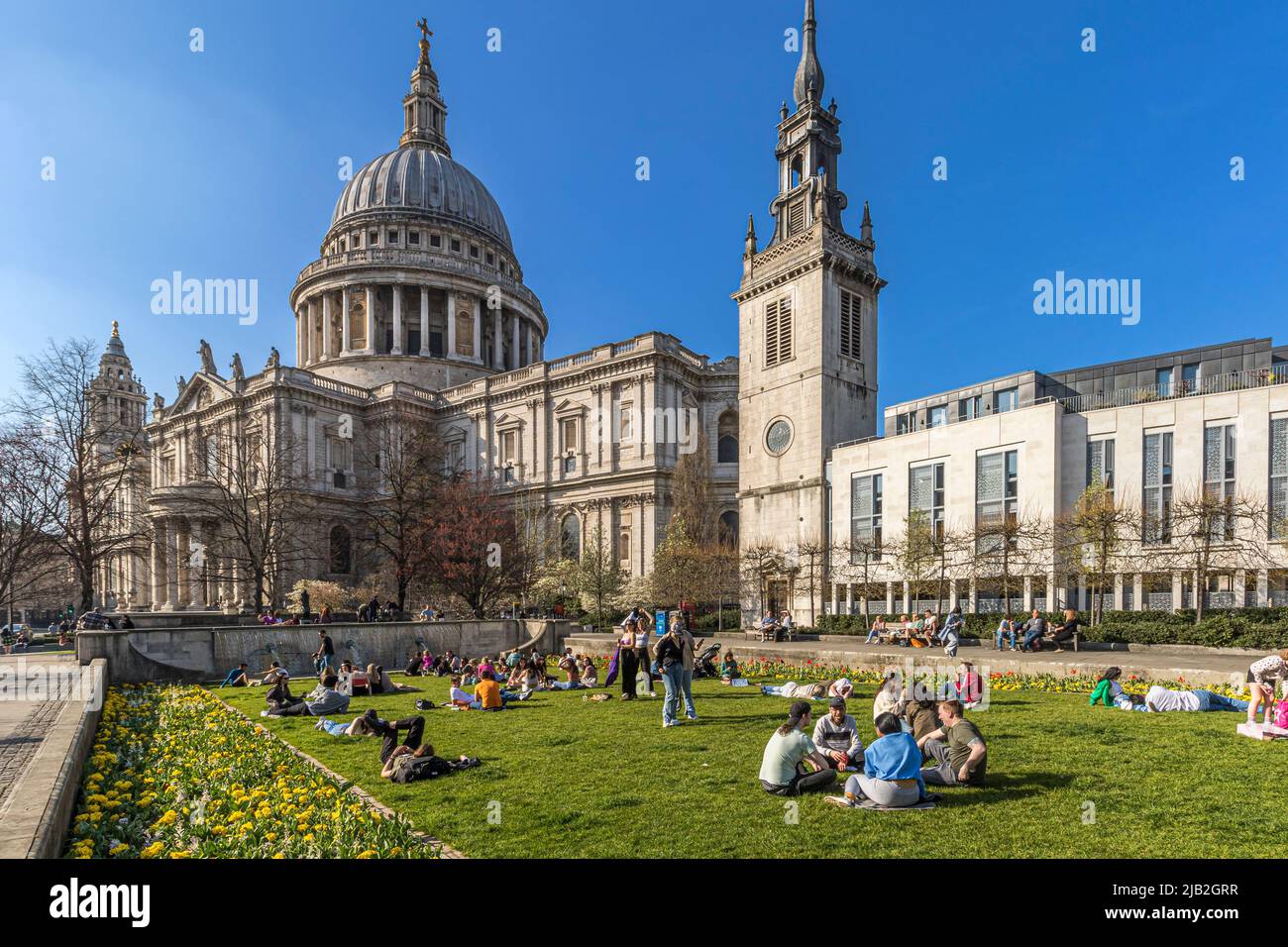 La gente disfruta del sol de primavera en los Jardines del Festival en la Catedral de San Pablo, Londres EC4 Foto de stock