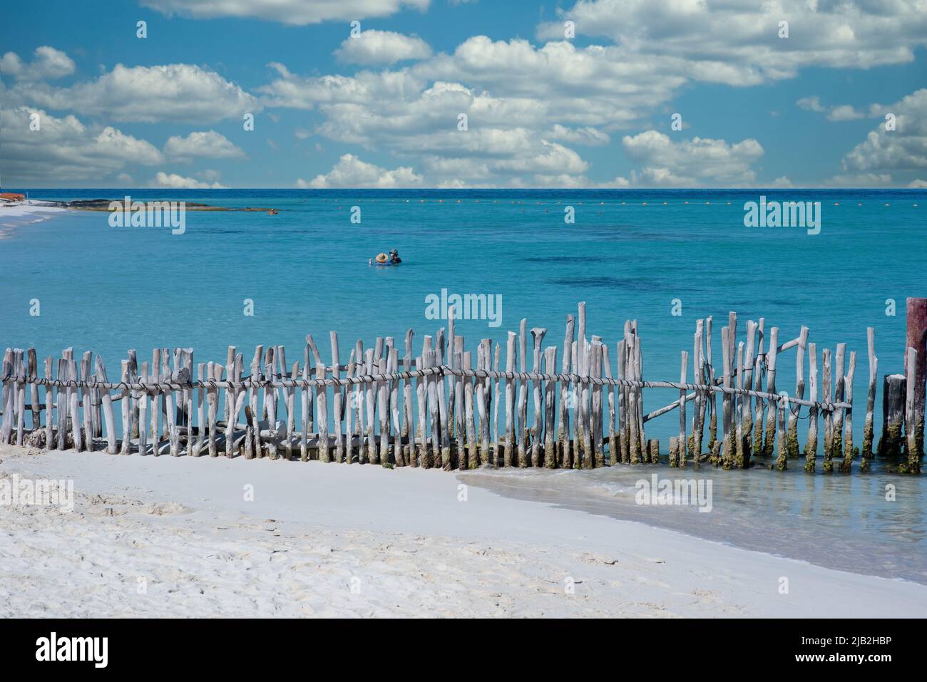Presa con postes de madera en una playa tropical en México. Isla Mujeres Foto de stock
