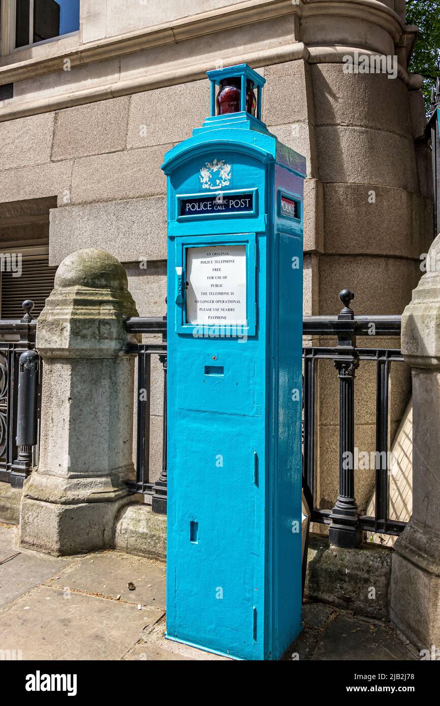 Una caja de teléfono histórica de la llamada pública de la policía en desuso cerca del parque de Postman en la calle Aldersgate en la ciudad de Londres, EC1 Foto de stock