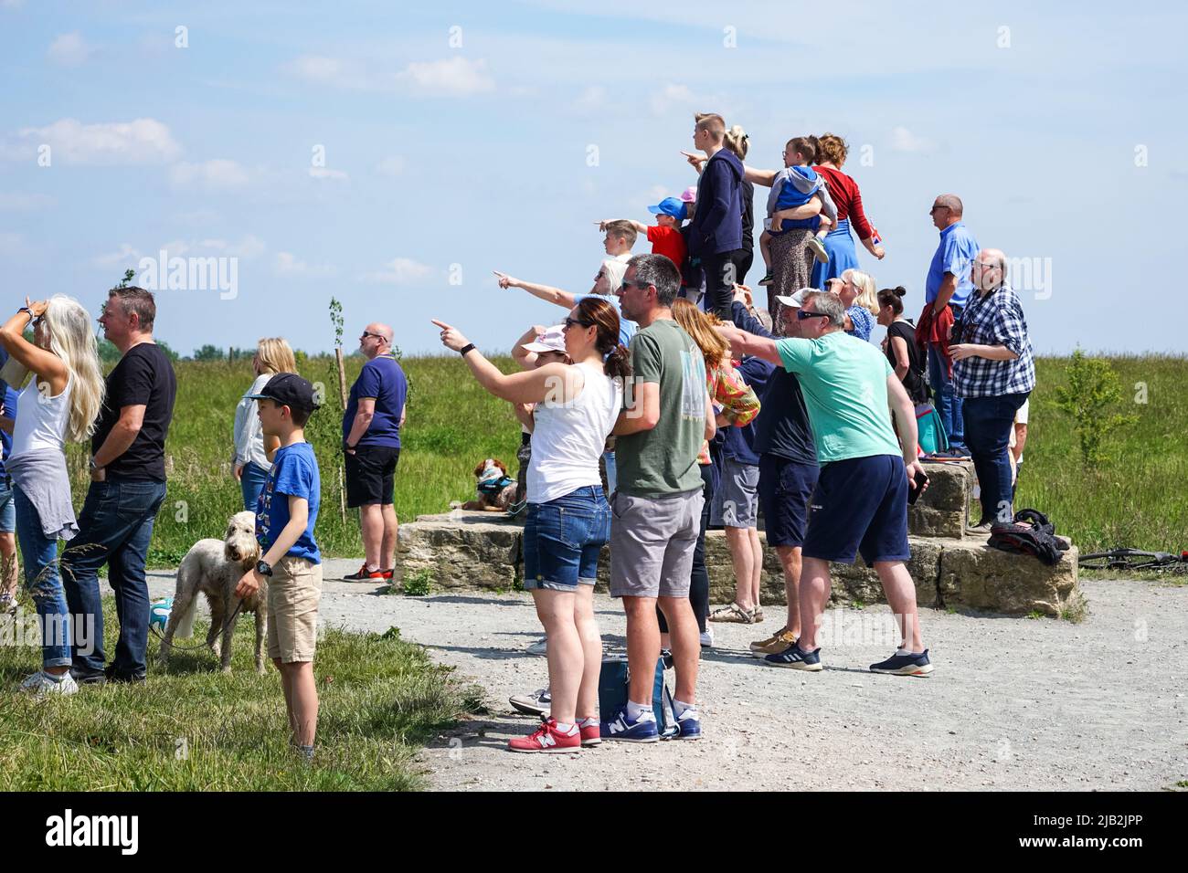Rainsham, Essex, Reino Unido. 2nd de junio de 2022. Gente en la colina de Ingredibourne mirando el flycast del Jubileo de Platino RAF. Crédito: Marcin Rogozinski/Alamy Live News Foto de stock