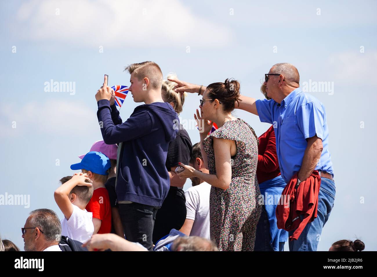 Rainsham, Essex, Reino Unido. 2nd de junio de 2022. Gente en la colina de Ingredibourne mirando el flycast del Jubileo de Platino RAF. Crédito: Marcin Rogozinski/Alamy Live News Foto de stock