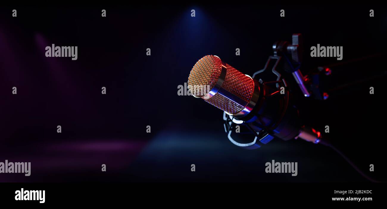 micrófono en el escenario con luces de neón, actuaciones en directo, karaoke y música de fondo de conciertos. espacio de copia Foto de stock