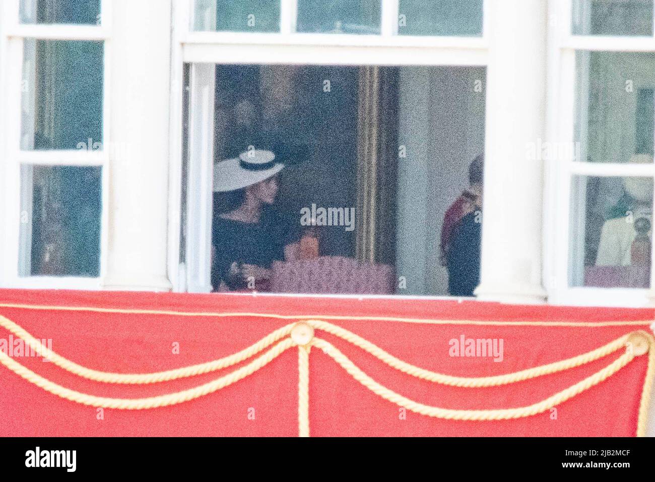 Londres, Reino Unido. 2 de junio de 2022. Meghan, duquesa de Sussex vista en el balcón de la Guardia de Caballos Desfile durante el Trooping the Color. Hoy es el Jubileo Platino de la Reina Isabel II. Crédito: Benjamin Wareing/ Alamy Live News Foto de stock