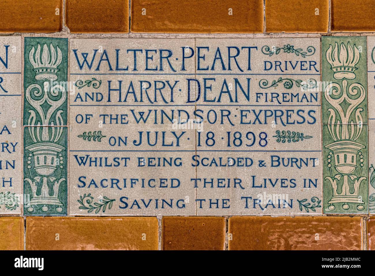 Un comprimido conmemorativo de cerámica dedicado a Walter Peart en la pared en el Watts Memorial al auto-sacrificio Heroico en Postman’s Park, Londres, EC1 Foto de stock