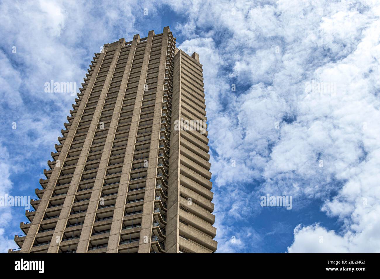 Una de las 3 torres de diseño arquitectónico brutalista del Barbican Center, un complejo residencial de lujo en la ciudad de Londres, Londres EC2 Foto de stock
