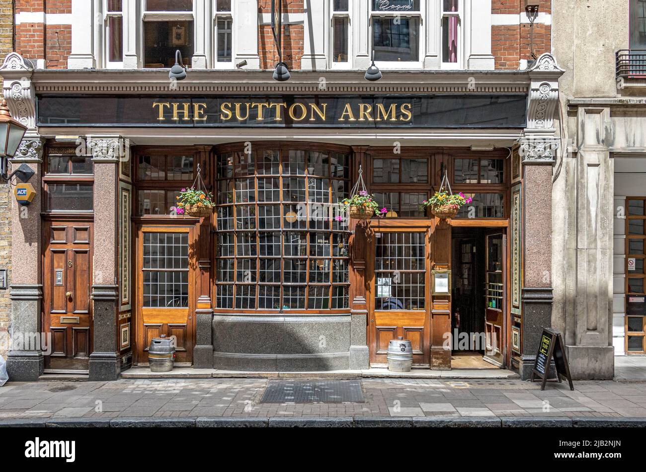 El pub Sutton Arms en la calle Carthusian cerca de Barbican, Londres, EC1 Foto de stock