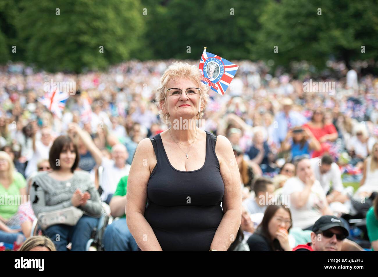 Londres, Reino Unido. 2 de junio de 2022. Las multitudes ven Trooping the Color en St James Park. Hoy es el Jubileo Platino de la Reina Isabel II. Crédito: Benjamin Wareing/ Alamy Live News Foto de stock
