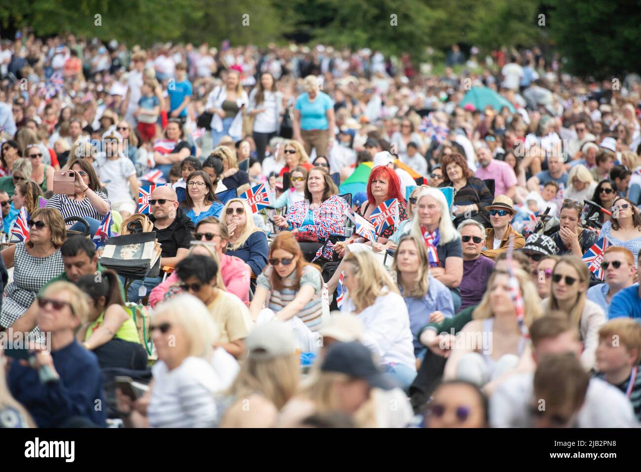 Londres, Reino Unido. 2 de junio de 2022. Las multitudes ven Trooping the Color en St James Park. Hoy es el Jubileo Platino de la Reina Isabel II. Crédito: Benjamin Wareing/ Alamy Live News Foto de stock