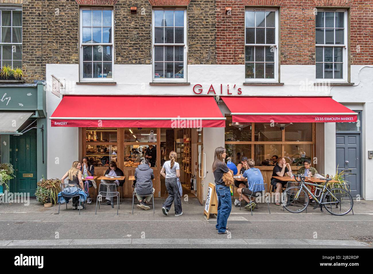 Personas sentadas fuera de la panadería Gail's en Exmouth Market, Clerkenwell, Londres EC1 Foto de stock