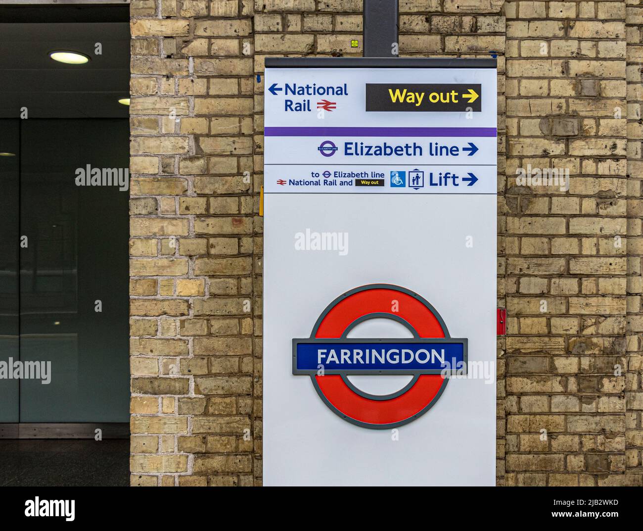 Una señal de información en la estación de metro Farringdon, Londres EC1 Foto de stock