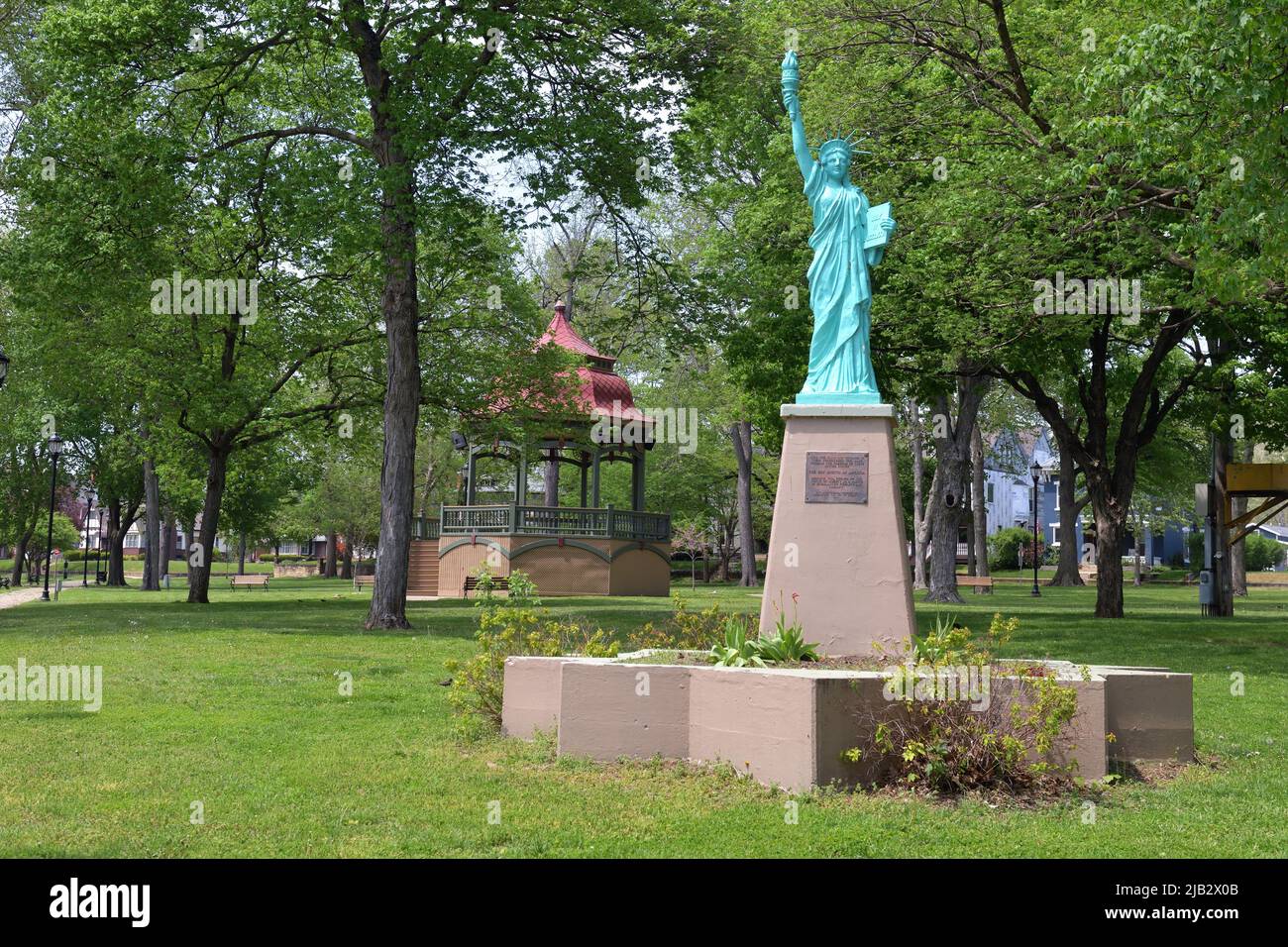 Fort Madison, Iowa, Estados Unidos. Una réplica de la estatua junto con un cenador son lo más destacado en un pequeño parque comunitario del medio oeste de los Estados Unidos. Foto de stock