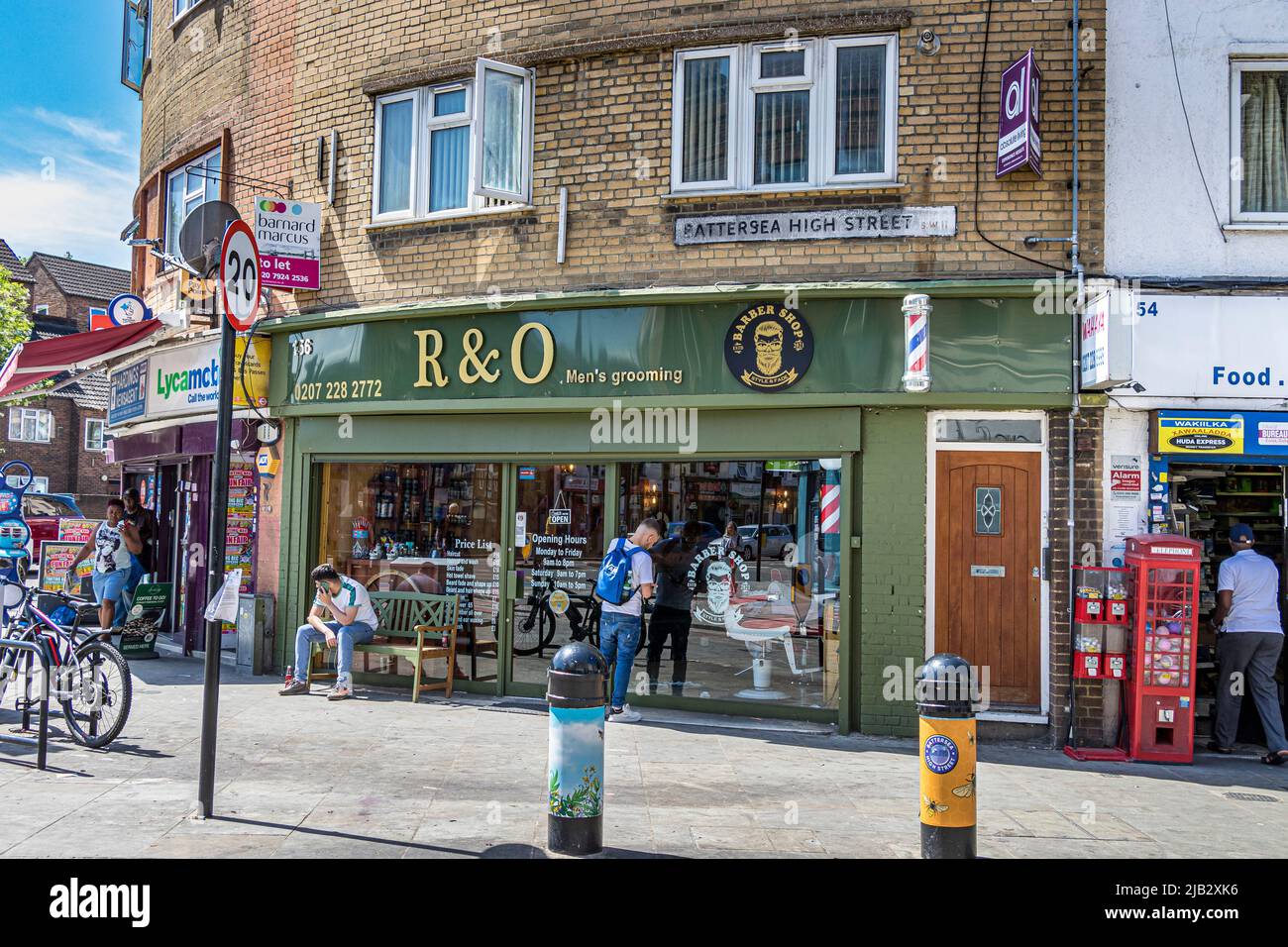 Tienda de barberos de R&O en Battersea High Street, Battersea, Londres , SW11 Foto de stock