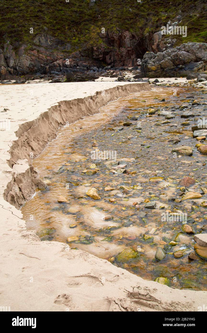 Erosión de la arena de la playa, playa de Traigh Allt Chailgeag, cerca de Sangobeg, Durness, Sutherland, Escocia Foto de stock