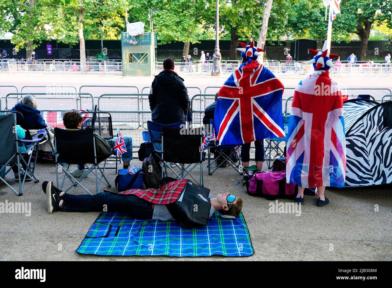 Londres, Reino Unido. 2nd de junio de 2022. La gente se despierta después de pasar la noche acampando en el centro comercial antes del desfile del cumpleaños de la reina. Crédito: Grant Rooney/Alamy Live News Foto de stock