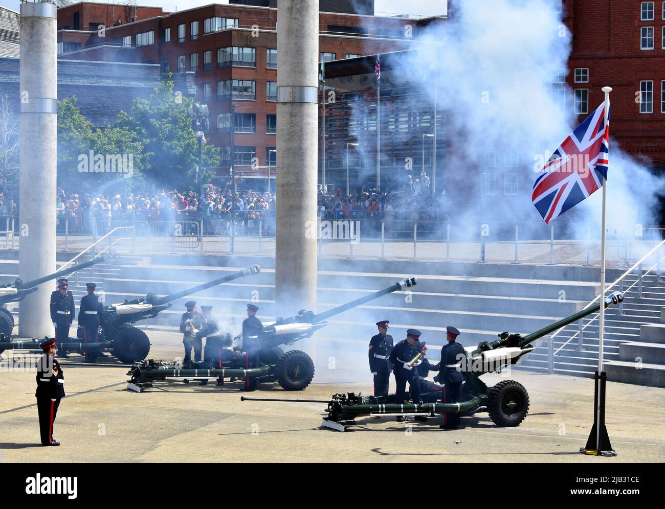 Reservistas del Regimiento de 104 Artillería Real realiza el saludo con arma de 42 para el Jubileo Platino de la Reina en Roald Dahl Plass, Cardiff Bay, Gales Foto de stock