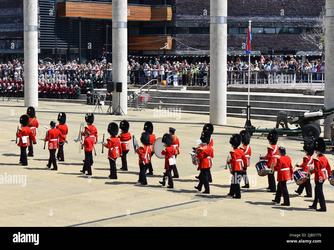 La Banda Regimental del Royal Welsh actuando para el jubileo de platino de la Reina, Roald Dahl Plass, Cardiff Bay, Gales Foto de stock