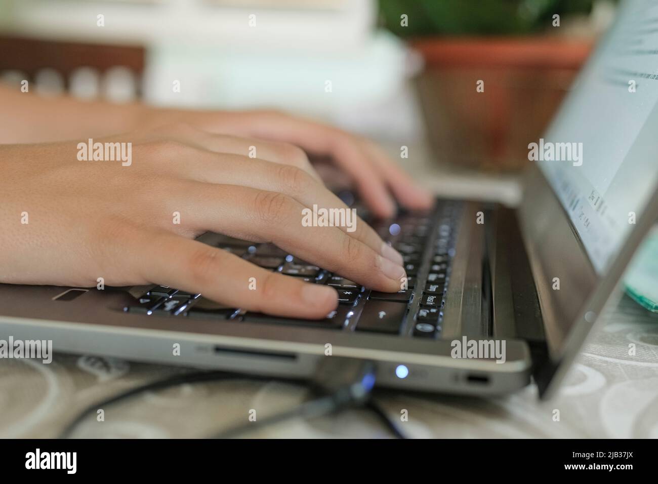 La mujer utiliza la computadora de escritorio para el trabajo inteligente de negocios, el estilo de vida de la tecnología casera Foto de stock