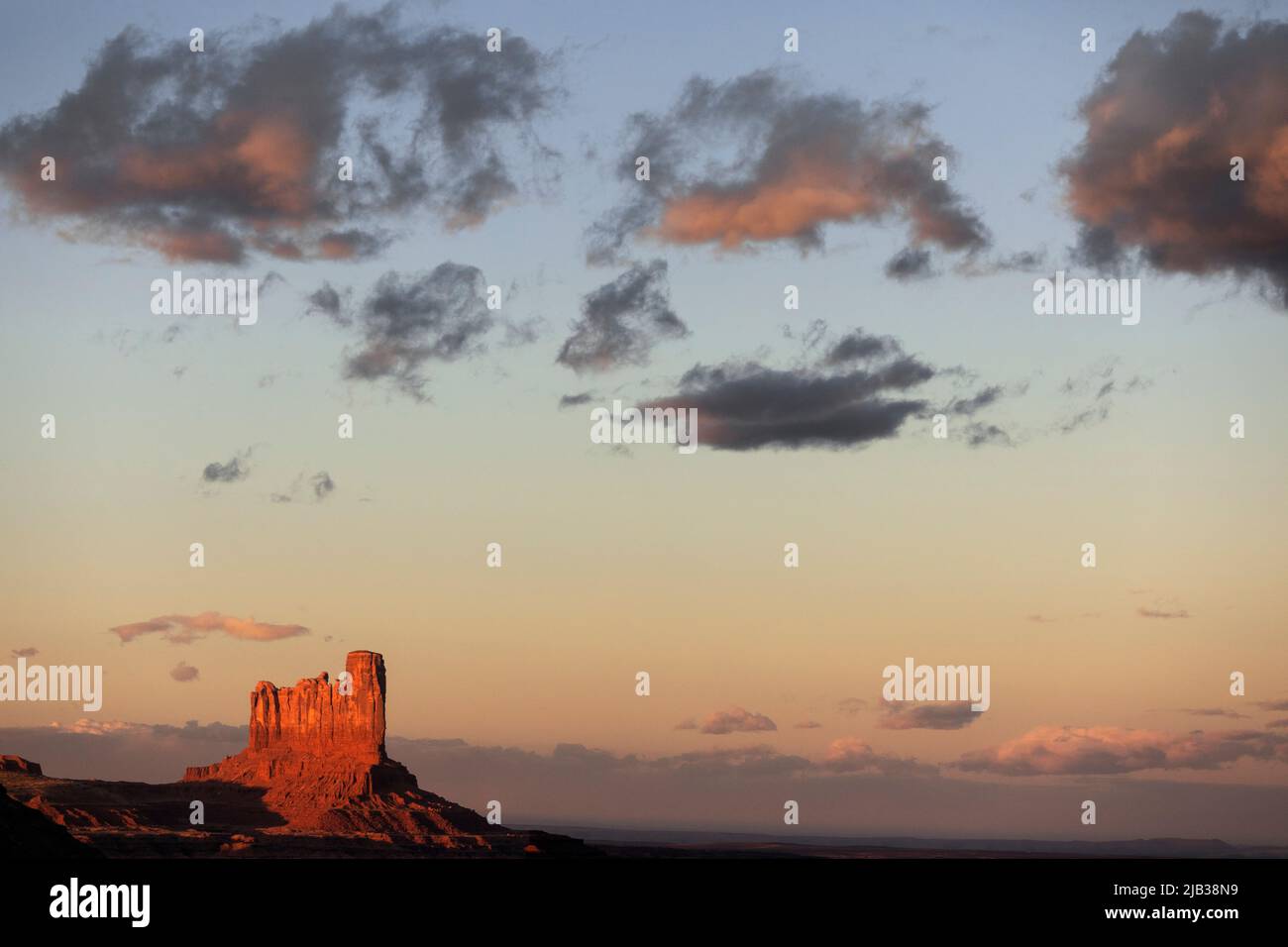 AZ00454-00...ARIZONA - Castle Butte en Monument Valley Navajo Tribal Park. Foto de stock