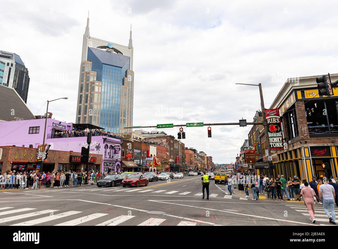 Nashville, TN - 5 de marzo de 2022: Famoso Broadway en Nashville, TN, con el edificio AT&T en el fondo. Foto de stock