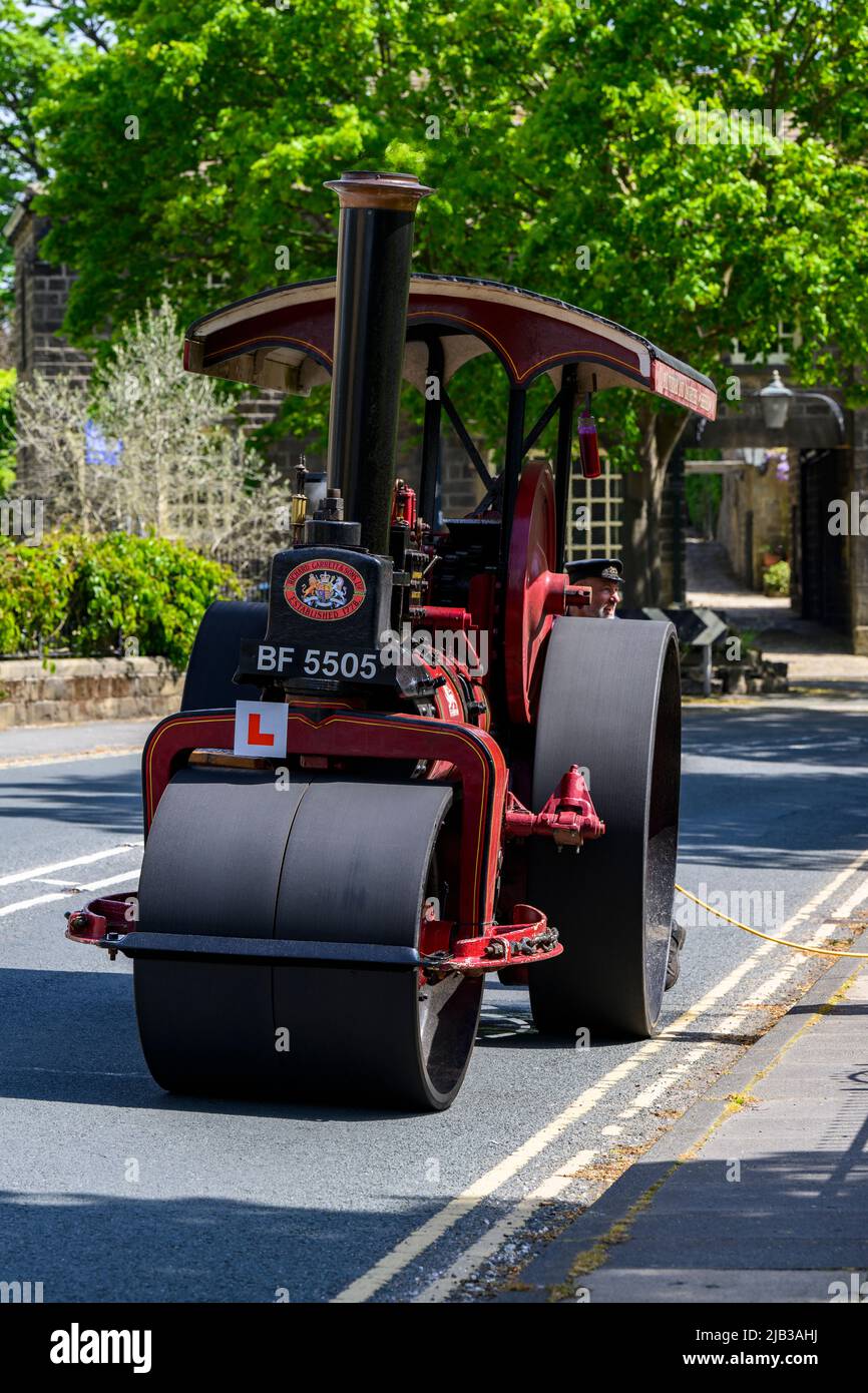 Vehículo pesado estacionado a vapor negro rojo parado en la carretera (placa en L en la parte delantera) - Burley-in-Wharfedale, West Yorkshire, Inglaterra, Reino Unido. Foto de stock