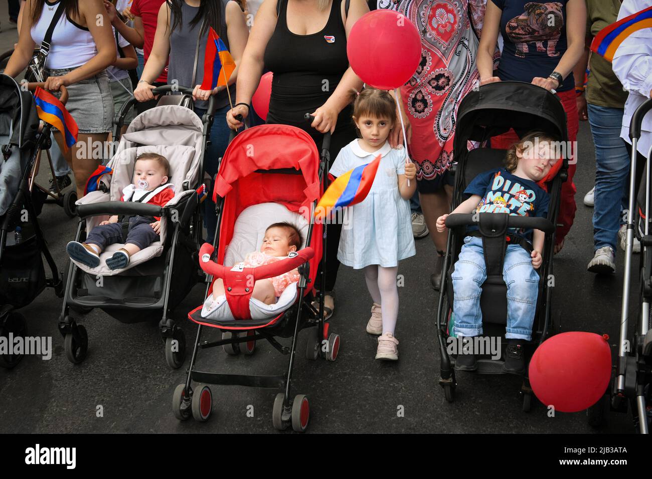 Procesión de mujeres con niños por las calles de Ereván el Día