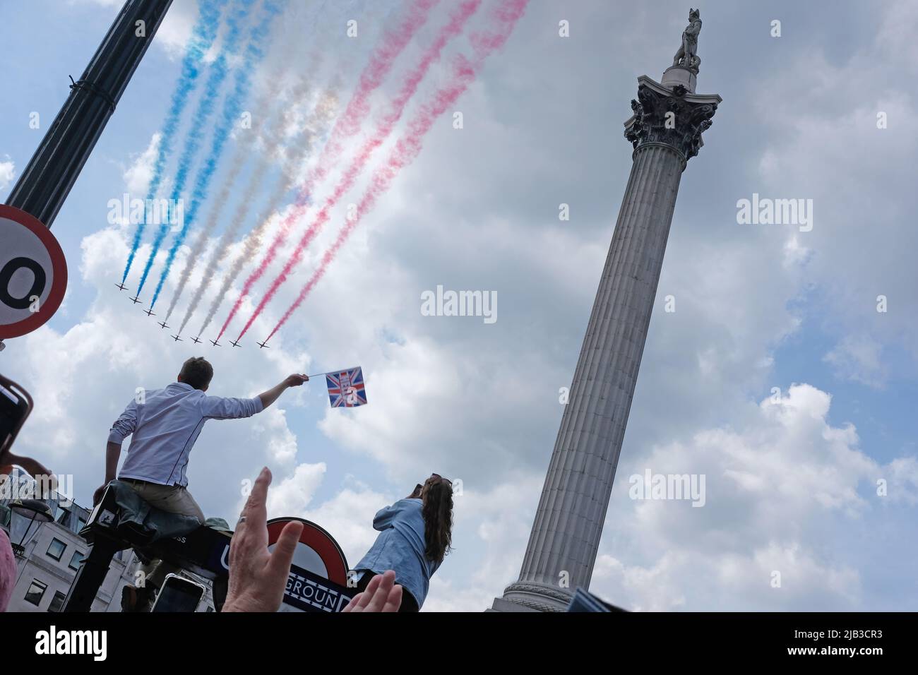 Londres, Reino Unido. 2nd de junio de 2022. Jubileo Platino. Las flechas rojas vuelan más allá de la columna de Nelson Crédito: Londonphotos/Alamy Live News Foto de stock