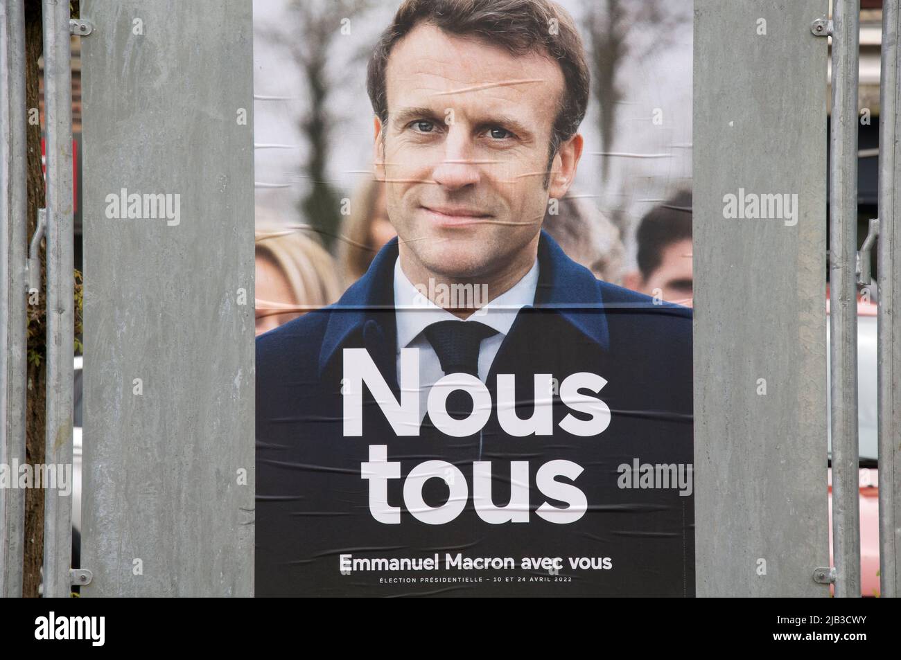 Elecciones presidenciales francesas 2022. Cartel de campaña para Emmanuel Macron, que ganó la votación y fue reelegido para un segundo mandato como Presidente de Francia. Foto de stock