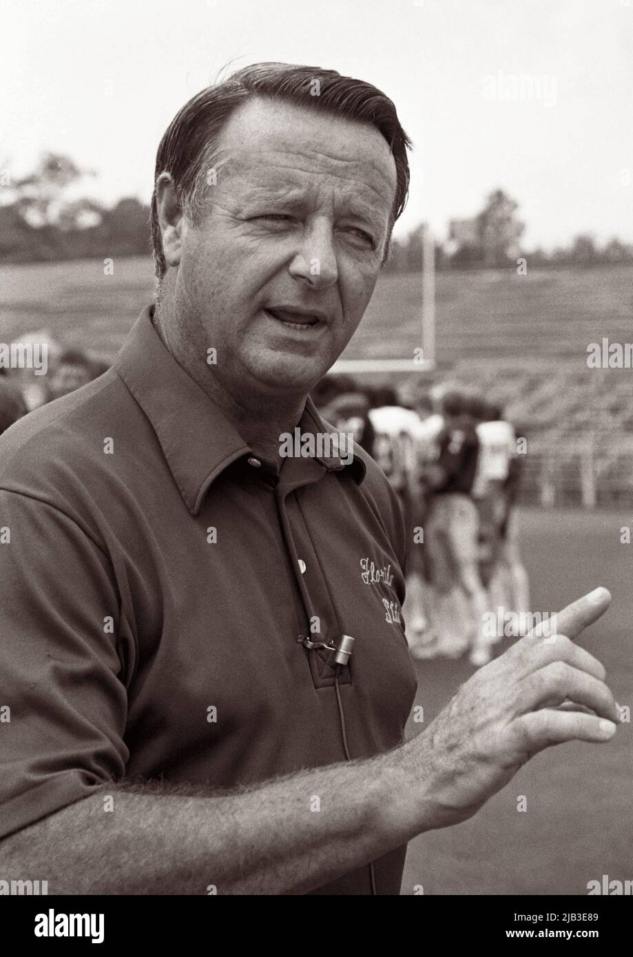 El legendario entrenador de fútbol universitario Bobby Bowden (1929-2021) en el campo en la Universidad Estatal de Florida en Tallahassee, Florida el 12 de agosto de 1984. (EE. UU.) Foto de stock