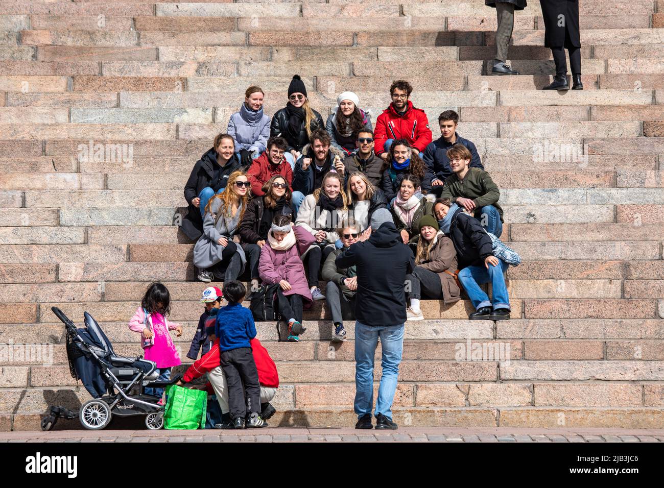 Grupo de jóvenes posando para una foto en Helsinki Cathedral Steps en Helsinki, Finlandia Foto de stock