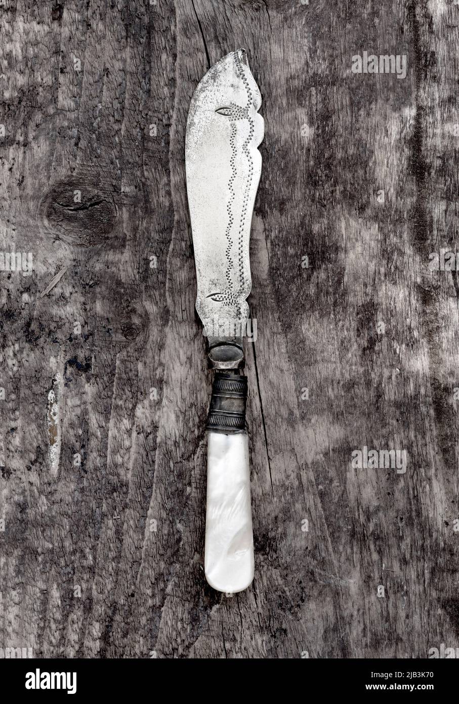 Antiguo cuchillo de pescado antiguo Foto de stock