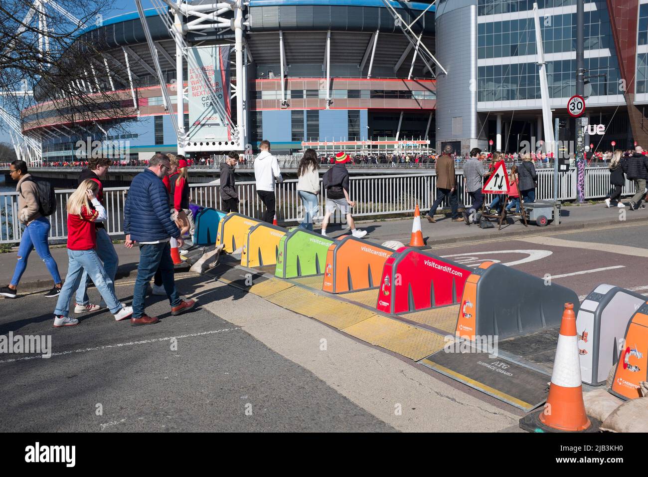 Bollards carretera fuera del estadio del Principado en el día de partido de rugby Cardiff sur de Gales Foto de stock