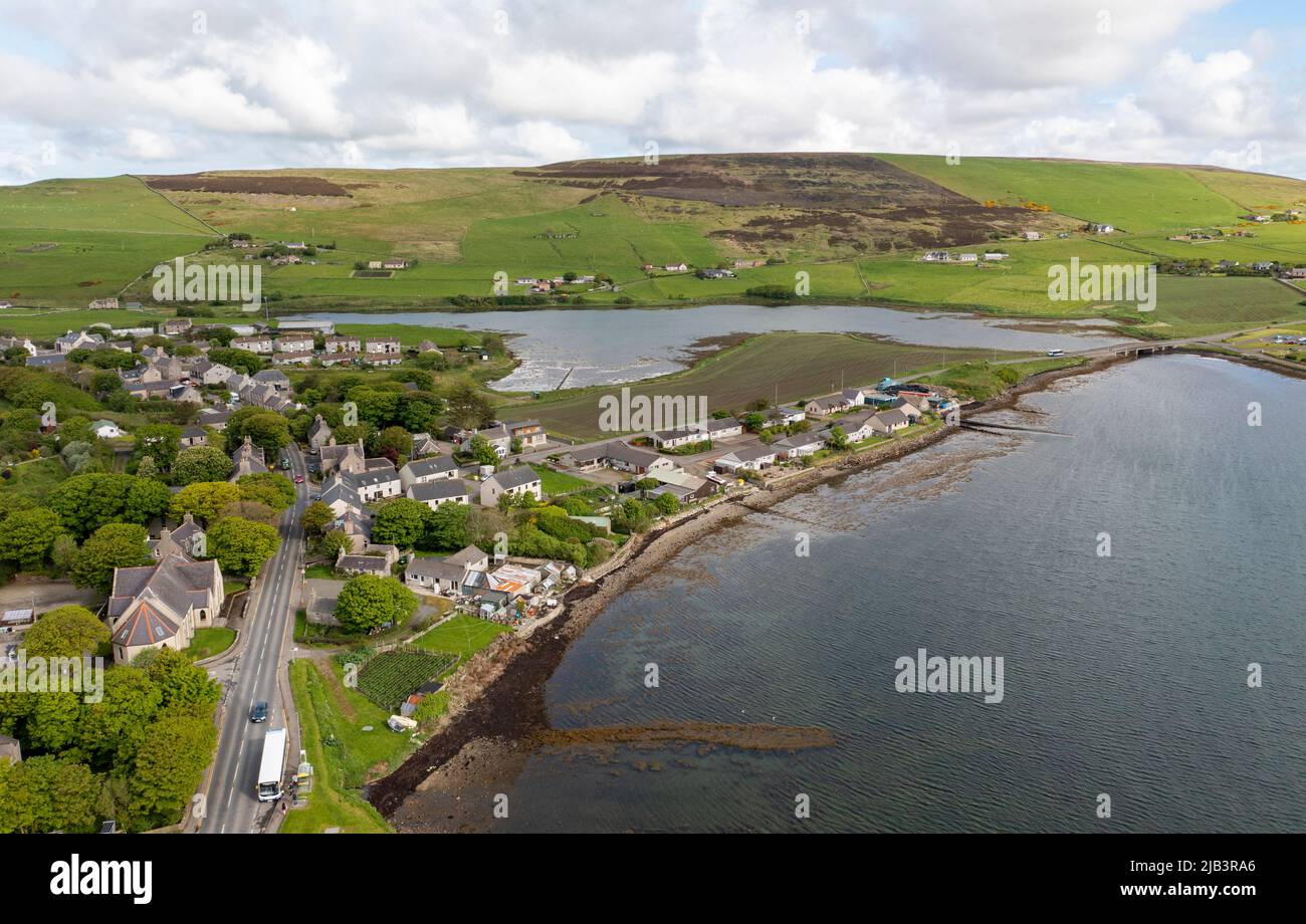 Vista aérea del pueblo de Finstown, Islas Orkney, Escocia. Foto de stock