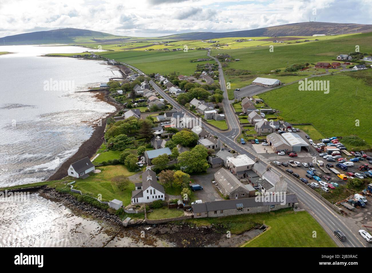 Vista aérea del pueblo de Finstown, Islas Orkney, Escocia. Foto de stock