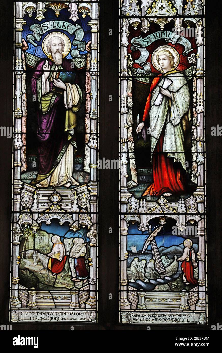 Una vidriera que representa a San Lucas y Juan, Iglesia de San Santiago el Grande, Dursley, Gloucestershire Foto de stock