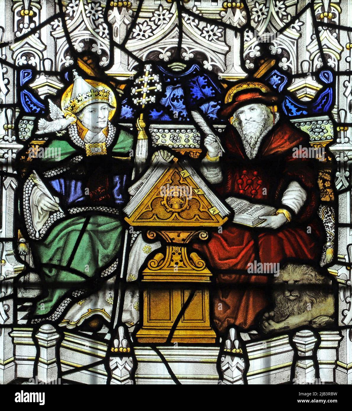 Una vidriera junto a los estudios Kempe que representa a San Gregorio y San Jerónimo, San James el Grande, Dursley, Gloucestershire Foto de stock