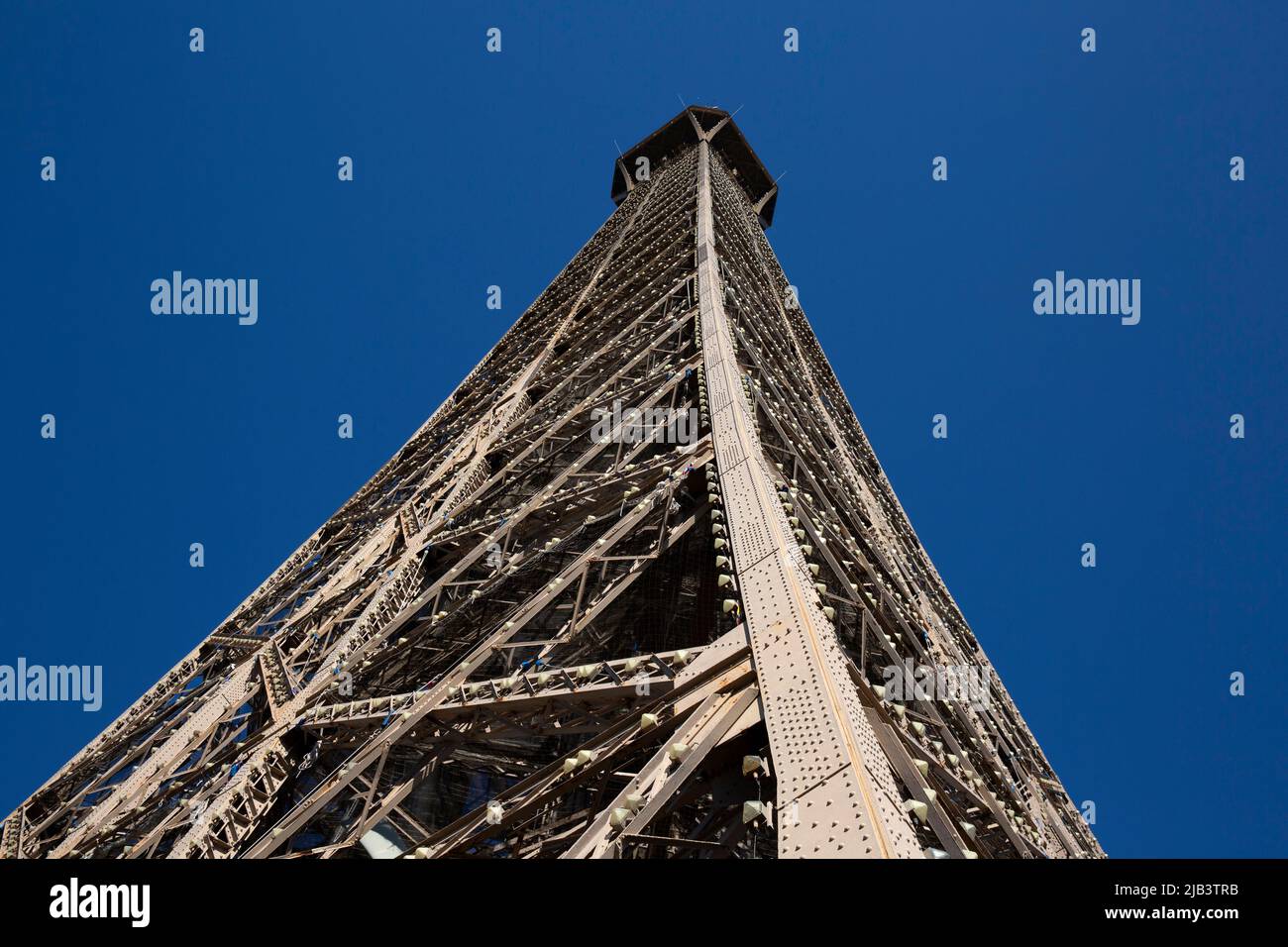 La Torre Eiffel en París, Francia, el 28 de febrero de 2022. La Torre Eiffel (Tour Eiffel en francés) es una torre de celosía de hierro forjado en el Campo de Marte en París. Lleva el nombre del ingeniero Gustave Eiffel, cuya empresa diseñó y construyó la torre. La Torre Eiffel se ha convertido en un icono cultural global de Francia y una de las estructuras más reconocibles del mundo. Fotografía de Bénédicte Desrus Foto de stock