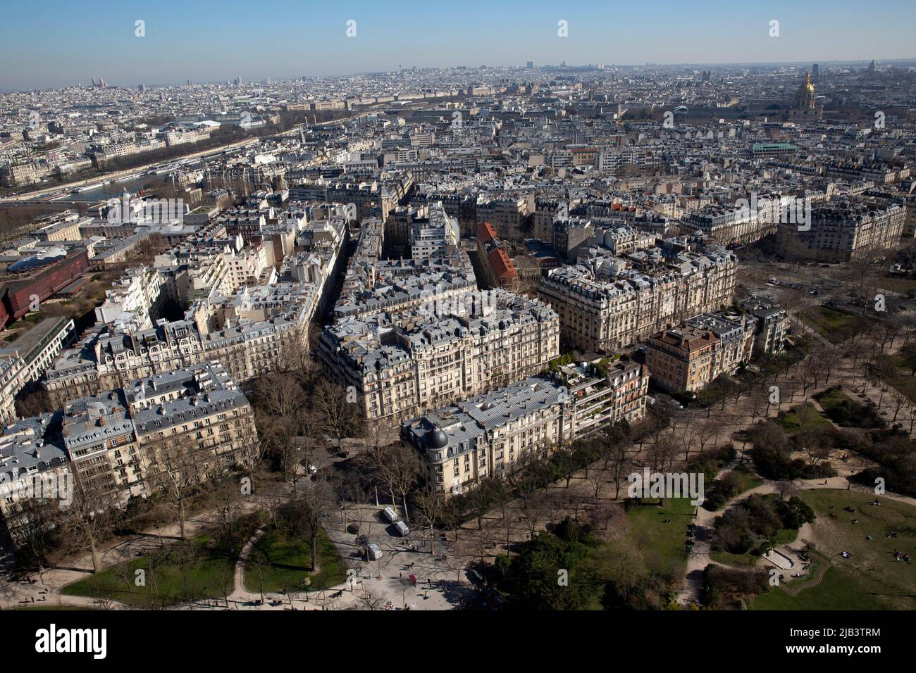 Vista de París desde la Torre Eiffel en París, Francia el 28 de febrero de 2022. París es la capital y la ciudad más poblada de Francia, con una población estimada de 2.165.423 habitantes en 2019 en un área de más de 105 km² (41 millas cuadradas), convirtiéndola en la 34th ciudad más densamente poblada del mundo en 2020. Fotografía de Bénédicte Desrus Foto de stock