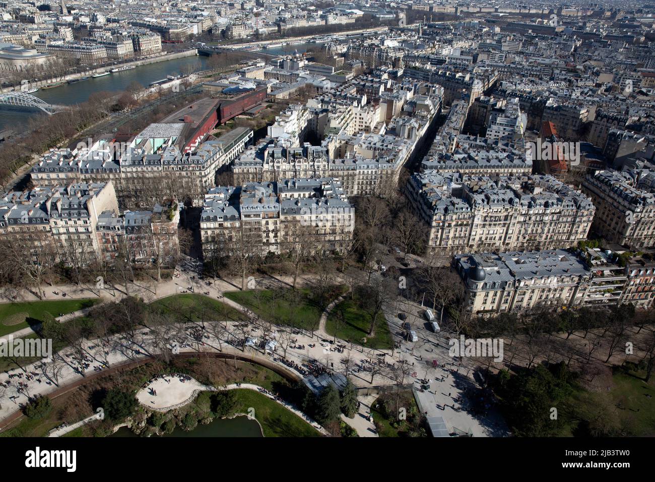 Vista de París desde la Torre Eiffel en París, Francia el 28 de febrero de 2022. París es la capital y la ciudad más poblada de Francia, con una población estimada de 2.165.423 habitantes en 2019 en un área de más de 105 km² (41 millas cuadradas), convirtiéndola en la 34th ciudad más densamente poblada del mundo en 2020. Fotografía de Bénédicte Desrus Foto de stock