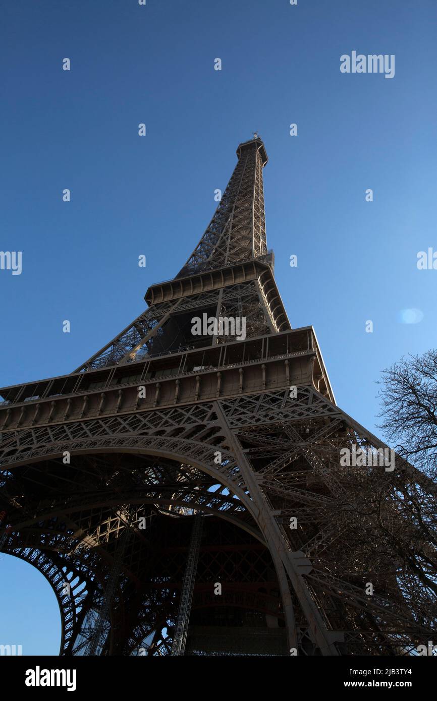 La Torre Eiffel en París, Francia, el 28 de febrero de 2022. La Torre Eiffel (Tour Eiffel en francés) es una torre de celosía de hierro forjado en el Campo de Marte en París. Lleva el nombre del ingeniero Gustave Eiffel, cuya empresa diseñó y construyó la torre. La Torre Eiffel se ha convertido en un icono cultural global de Francia y una de las estructuras más reconocibles del mundo. Fotografía de Bénédicte Desrus Foto de stock