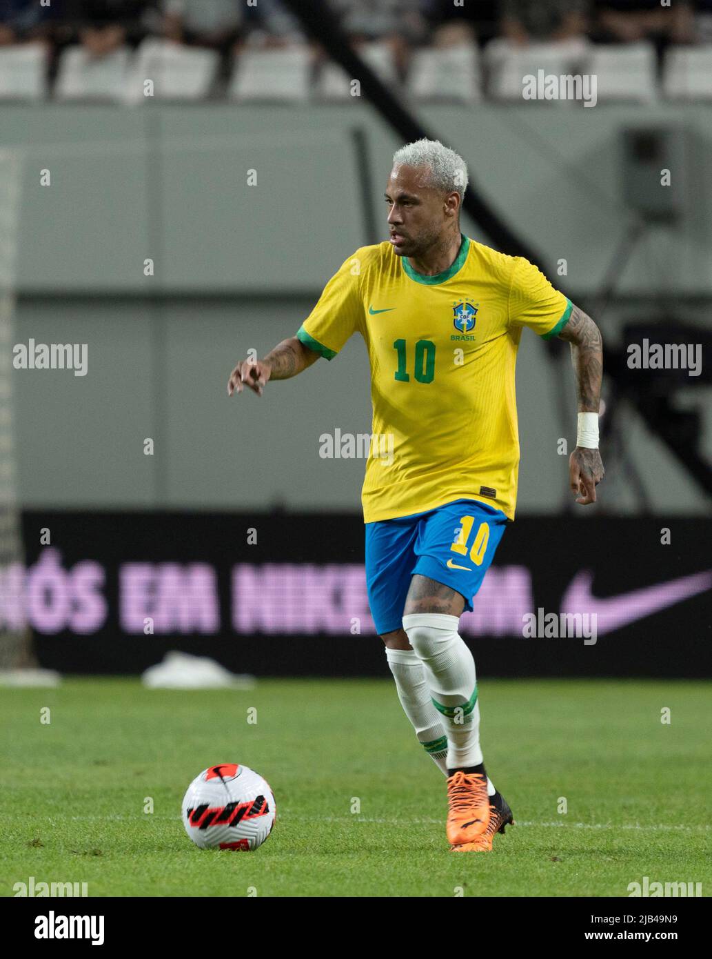 Seúl, Corea del Sur. 2nd de junio de 2022. La brasileña Neymar controla el balón durante un partido amistoso entre Brasil y Corea del Sur en Seúl, Corea del Sur, 2