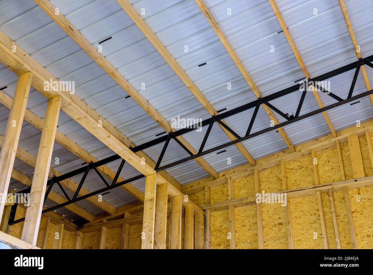 Composición del marco de construcción con vigas de madera paneles para techos Foto de stock