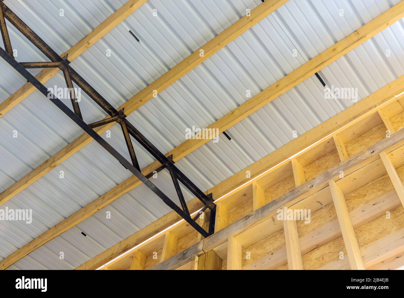 Estructura DE EDIFICIO COMPOSICIÓN ESTRUCTURA DE TECHO Un hangar grande consiste en un marco de madera y vigas de acero Foto de stock