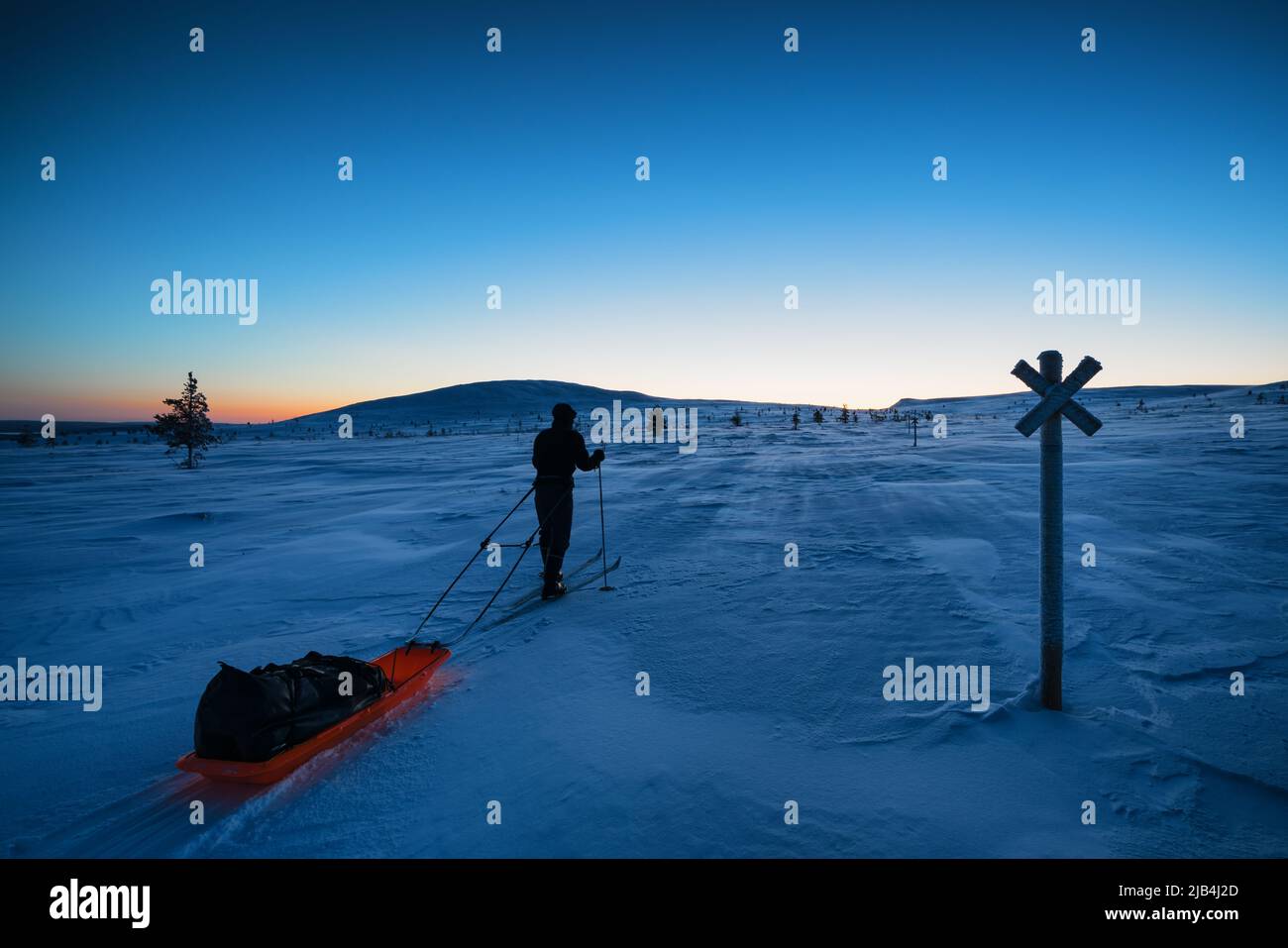 Esquí de gira durante la noche polar, Enontekiö, Laponia, Finlandia Foto de stock