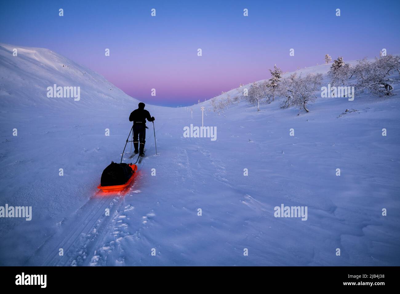 Esquí de gira durante la noche polar, Enontekiö, Laponia, Finlandia Foto de stock