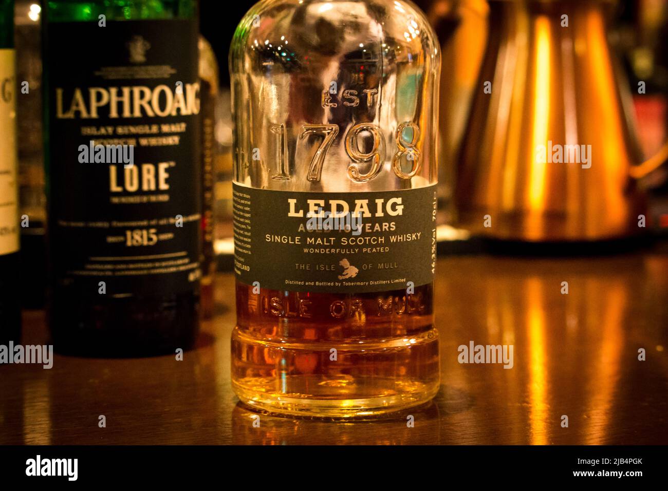 Kumamoto, Japón - 12 de marzo de 2020 : Botella de Ledaig en la mesa del bar. Ledaig, un solo whisky escocés de malta de la isla de Mull, es producido por Tobermory Foto de stock